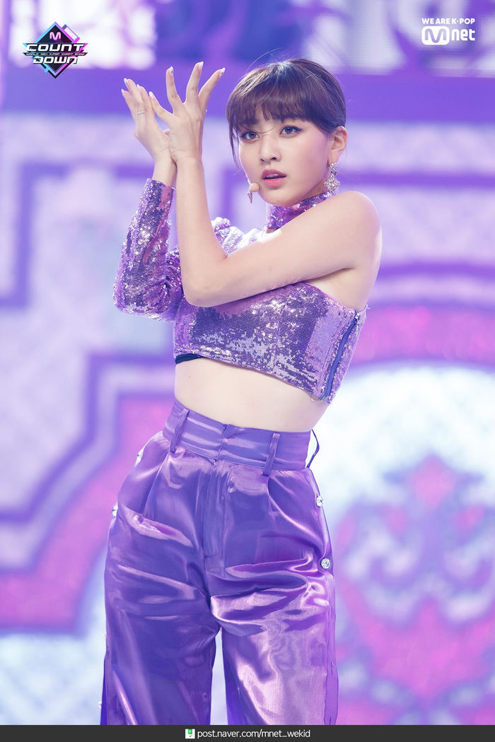 Từng bị gán mác lỗ hổng nhan sắc: Wendy, Jihyo nay lột xác ngoạn mục