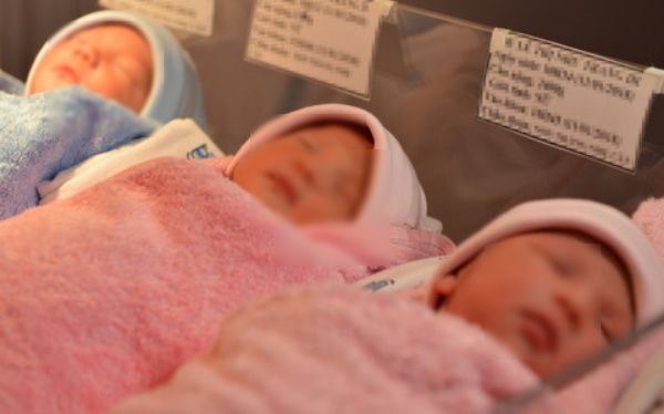 Sản phụ sinh thường 3 bé cùng lúc, chỉ trong 10 phút mẹ tròn con vuông