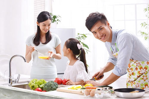 Vợ chăm sóc con, làm nội trợ vẫn được xem như thu nhập ngang với chồng