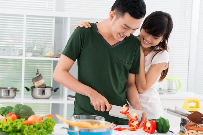 Vợ chăm sóc con, làm nội trợ vẫn được xem như thu nhập ngang với chồng