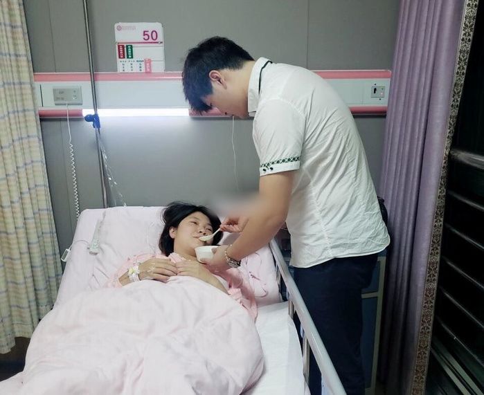 Vợ đau đẻ, chồng chọn cứu bệnh nhân và sau đó gặp ngay vợ ở bệnh viện