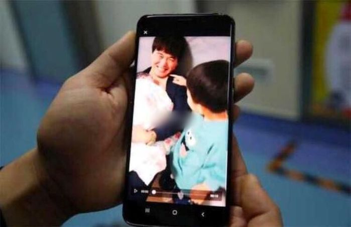 Vợ đau đẻ, chồng chọn cứu bệnh nhân và sau đó gặp ngay vợ ở bệnh viện
