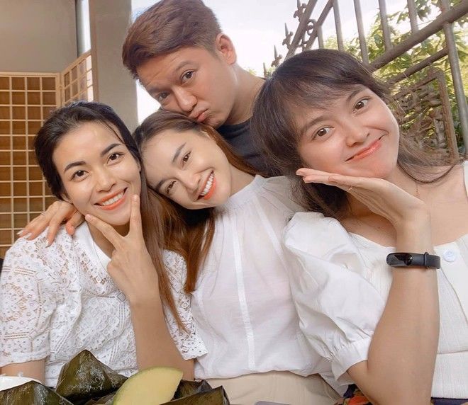 Nhã Phương cười rạng rỡ bên Trường Giang sau một năm ngày cưới