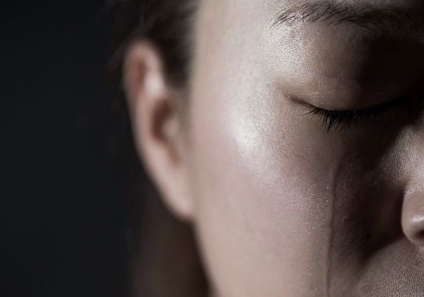 Đừng ngại khóc, nước mắt có khả năng đào thải độc tố, giảm căng thẳng