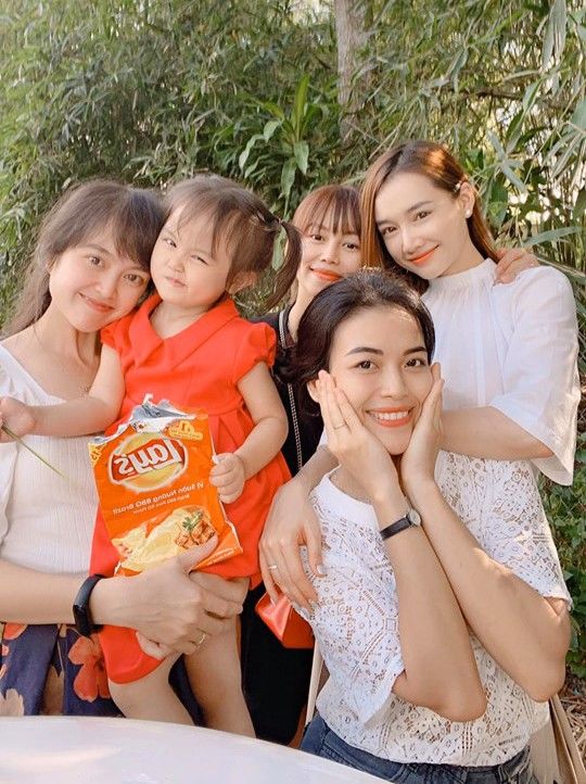 Nhã Phương cười rạng rỡ bên Trường Giang sau một năm ngày cưới