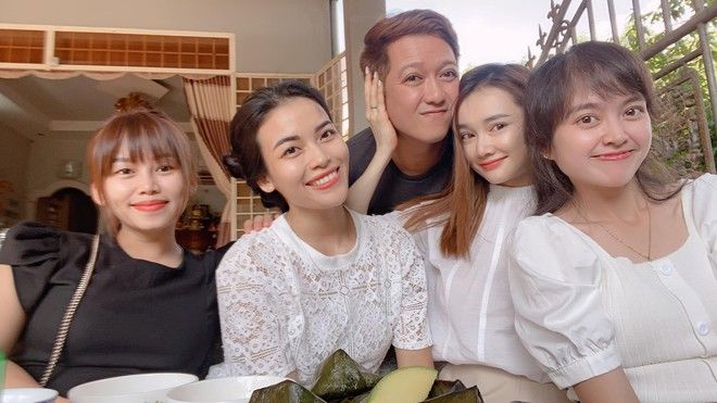 Nhã Phương cười rạng rỡ bên Trường Giang sau một năm ngày cưới