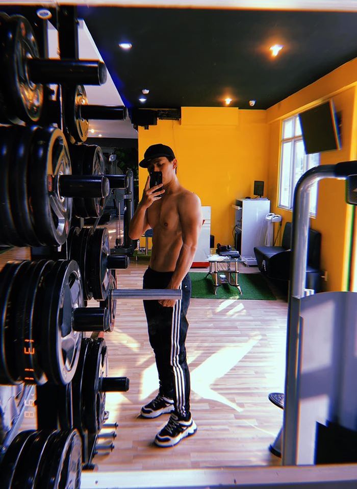 Quý ông tia chớp Trần Anh Huy khoe body cực phẩm đầy tinh tế