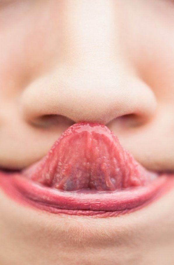 Lưỡi chạm mũi, có lúm đồng tiền... là bạn đã thuộc hàng hiếm trên TG