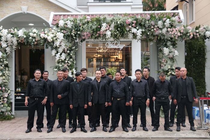 Ông Cao Thắng vượt thử thách ăn chanh trước khi vào được nhà vợ