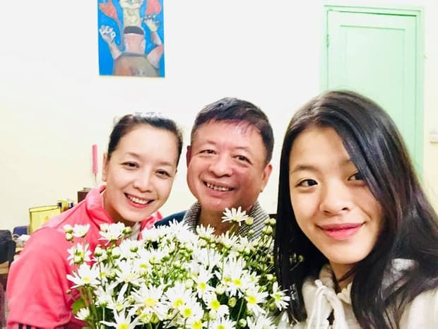 Bảo Thy khoe chị gái, Hoàng Oanh chính thức công khai mặt chồng Tây