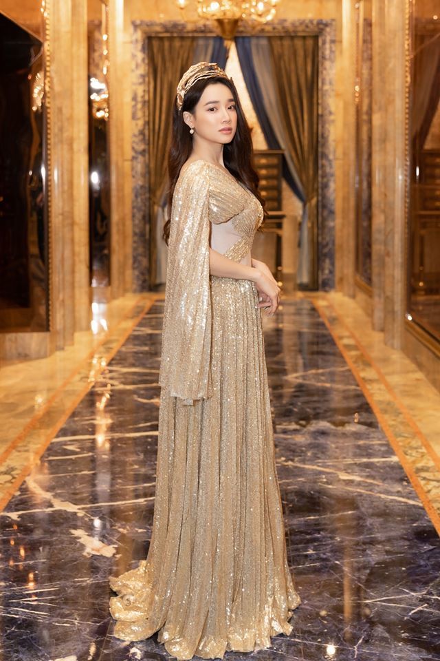 Nhã Phương cười rạng rỡ bên Trường Giang sau một năm ngày cưới