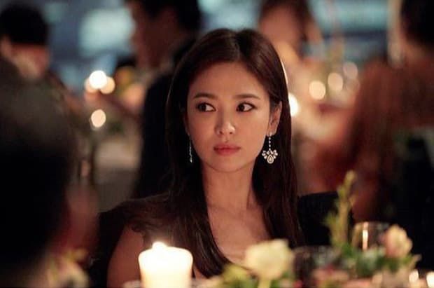 4 tháng hậu ly hôn, Song Hye Kyo gây nháo nhào vì đăng ảnh tóc bob