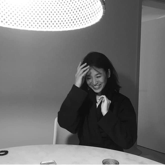 4 tháng hậu ly hôn, Song Hye Kyo gây nháo nhào vì đăng ảnh tóc bob