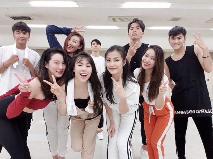 Dàn gái xinh bê tráp trong đám cưới Đông Nhi - Ông Cao Thắng