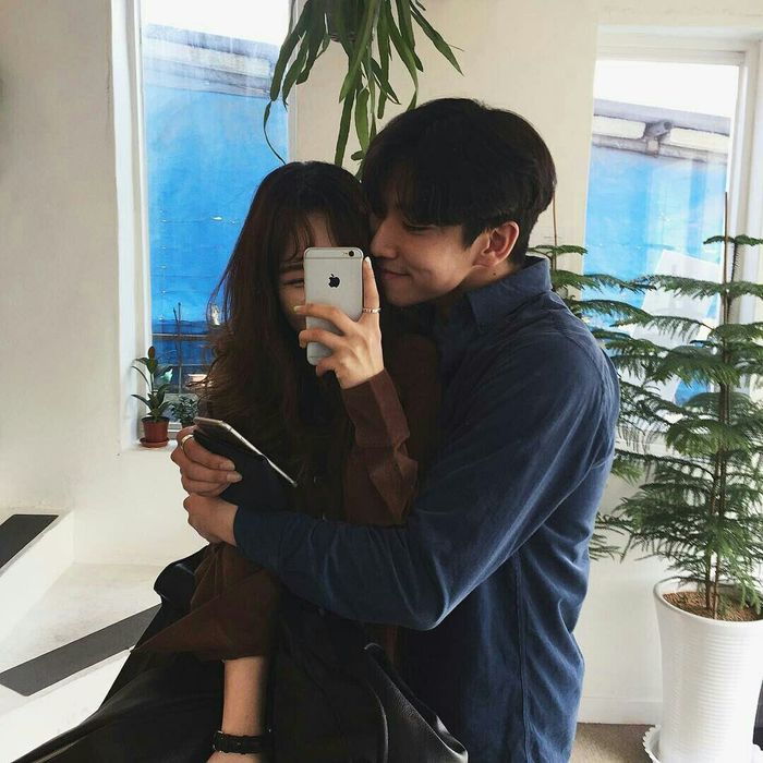 GS Simone Shamay-Tsoory: Nắm tay có thể san sẻ được nỗi đau thể xác