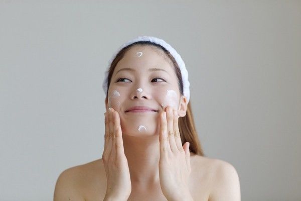 5 “đừng” khi chăm sóc da nhạy cảm: Lười dưỡng ẩm, lạm dụng tẩy da chết