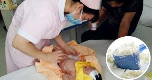 Không pha sữa với nước khoáng, thêm bột quá đặc khiến trẻ dễ viêm ruột