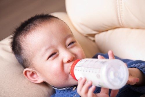 Không pha sữa với nước khoáng, thêm bột quá đặc khiến trẻ dễ viêm ruột