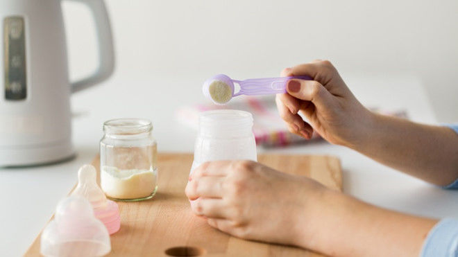 Không pha sữa với nước khoáng, thêm bột quá đặc khiến trẻ dễ viêm ruột