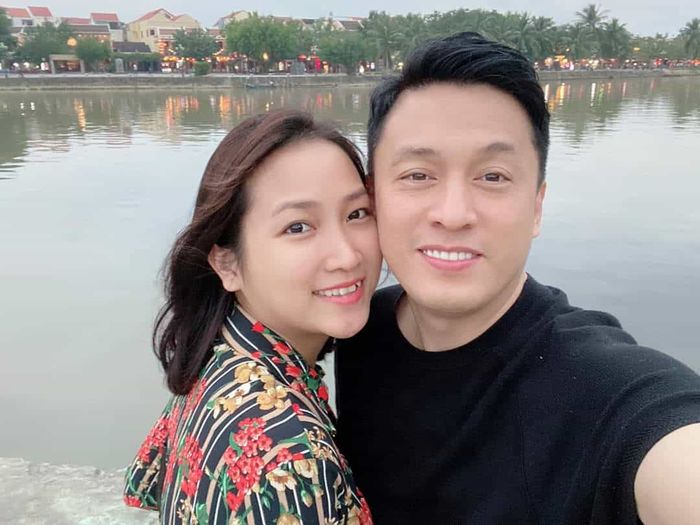 Hoàng Thùy lên đường dự MU, Diệu Nhi kiêu kỳ bắt trend ton sur ton