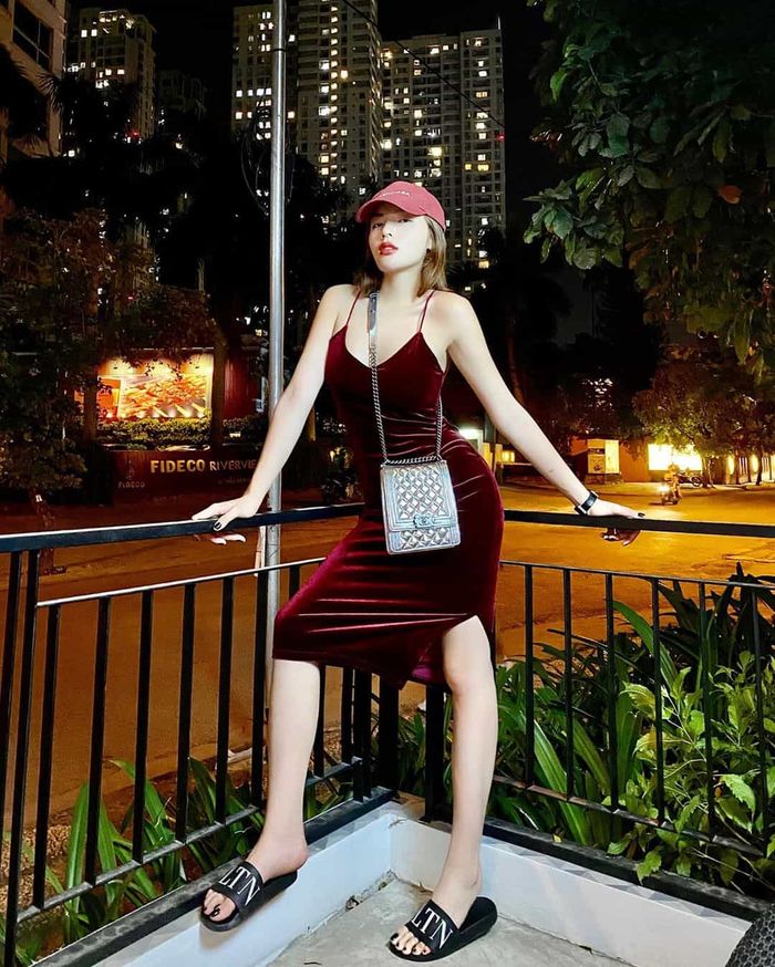 Hoàng Thùy lên đường dự MU, Diệu Nhi kiêu kỳ bắt trend ton sur ton