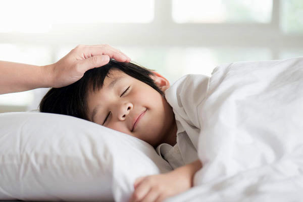 Cha mẹ cao, con lùn tịt, bác sĩ khuyến cáo không nên gọi con dậy sớm