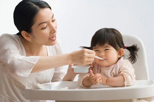 Cha mẹ cao, con lùn tịt, bác sĩ khuyến cáo không nên gọi con dậy sớm