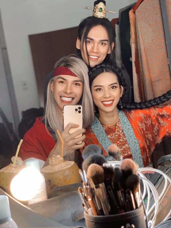 Mẹ con Ngọc Lan cover ảnh Nhi - Thắng, bộ 3 Tự Tâm nhắng nhít selfie