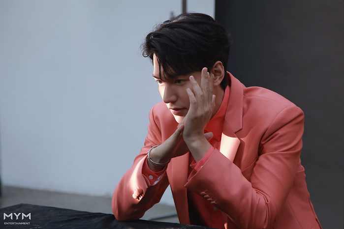 Lee Min Ho khiến fan truỵ tim với loạt ảnh khoe góc nghiêng cực phẩm