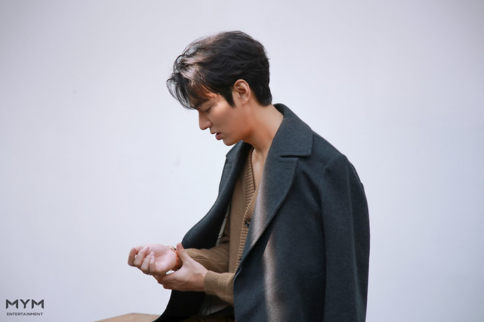 Lee Min Ho khiến fan truỵ tim với loạt ảnh khoe góc nghiêng cực phẩm