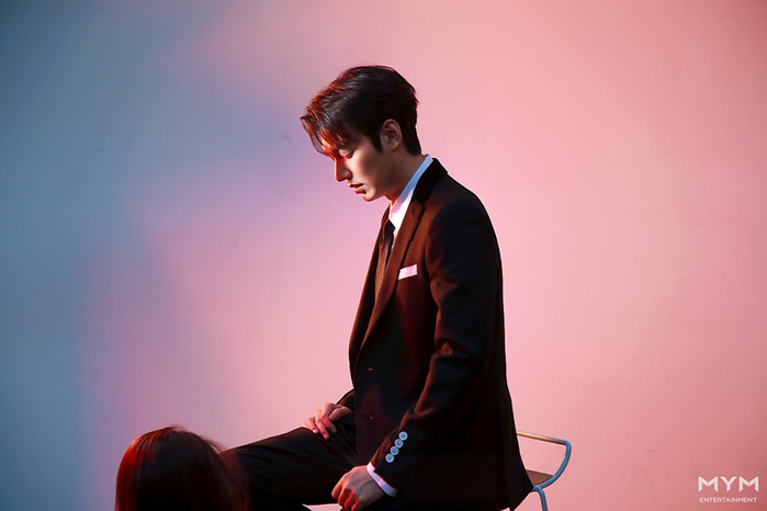 Lee Min Ho khiến fan truỵ tim với loạt ảnh khoe góc nghiêng cực phẩm