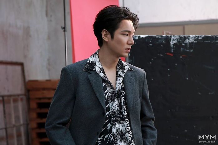 Lee Min Ho khiến fan truỵ tim với loạt ảnh khoe góc nghiêng cực phẩm