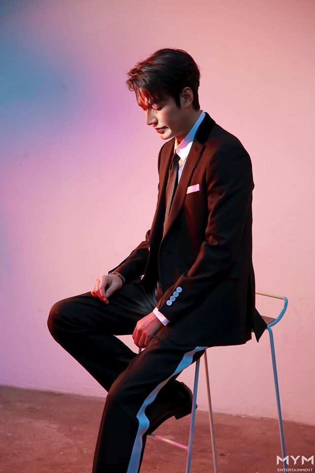 Lee Min Ho khiến fan truỵ tim với loạt ảnh khoe góc nghiêng cực phẩm