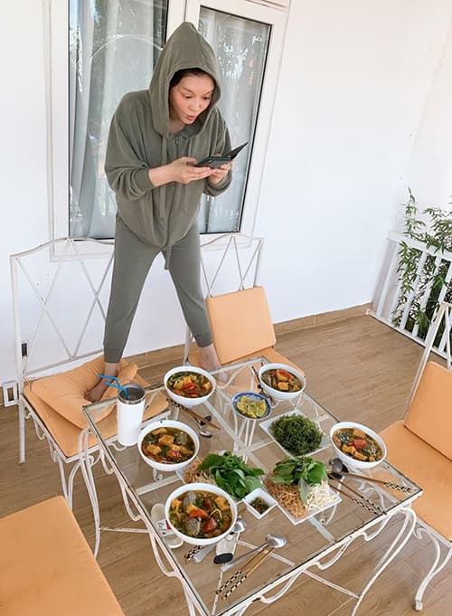 Hậu trường sống ảo của Lý Nhã Kỳ, Mai Phương Thúy thả rông táo bạo