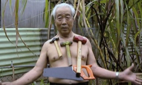 Ăn máy bay, cởi trần leo Everest...dị nhân khiến ai nấy đều ngỡ ngàng