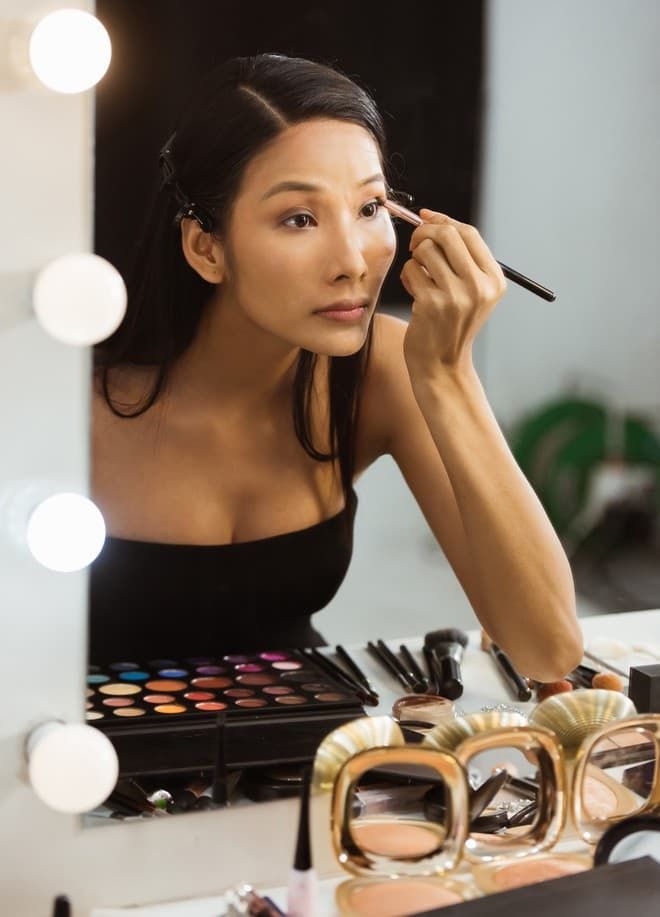 Ảnh hiếm hoi trong lễ cưới Hà Tăng, Hoàng Thùy tự tin trút bỏ son phấn