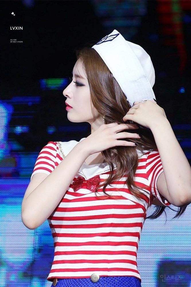 Góc nghiêng thần thánh nữ idol Kpop: Gen 4 không hề kém cạnh đàn chị