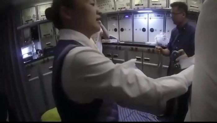 Bác sĩ dùng miệng hút nước tiểu cứu người trên máy bay 