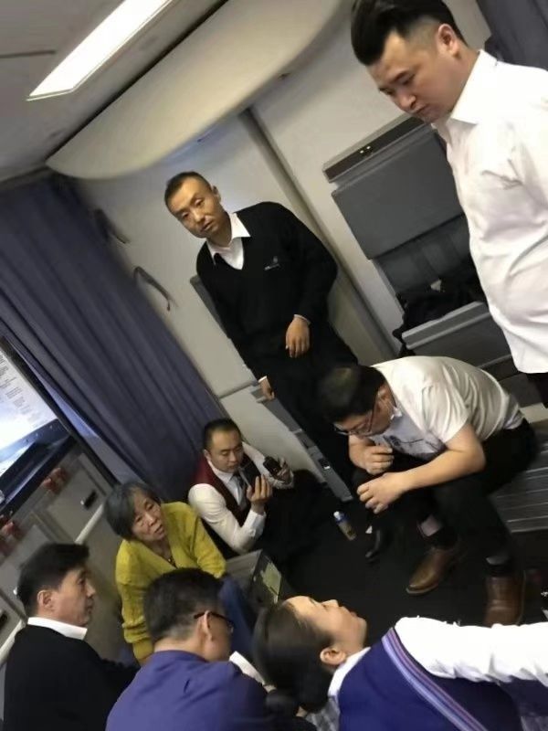 Bác sĩ dùng miệng hút nước tiểu cứu người trên máy bay