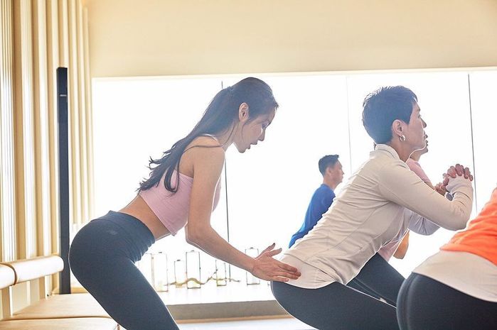 Bài tập squat, đứng lên ngồi xuống giúp chị em có vòng ba nảy nở