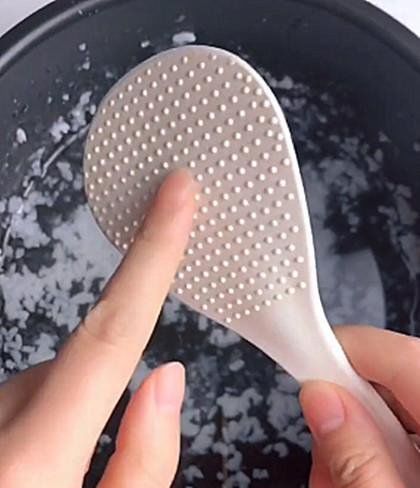 Bạn có biết: Tác dụng của chấm tròn trên chiếc muôi nồi cơm điện