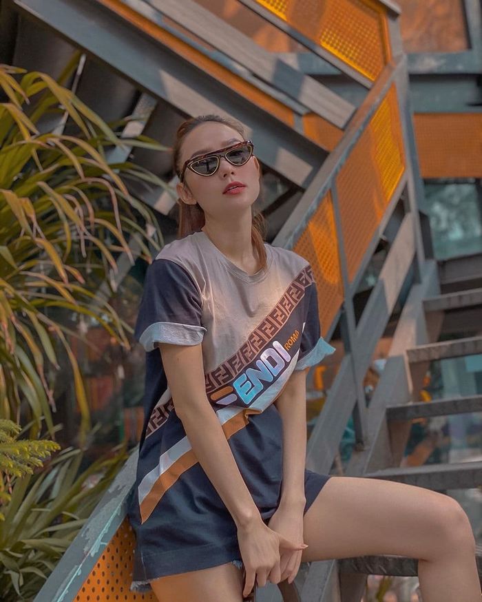 Bảo Thy khoe chị gái, Hoàng Oanh chính thức công khai mặt chồng Tây