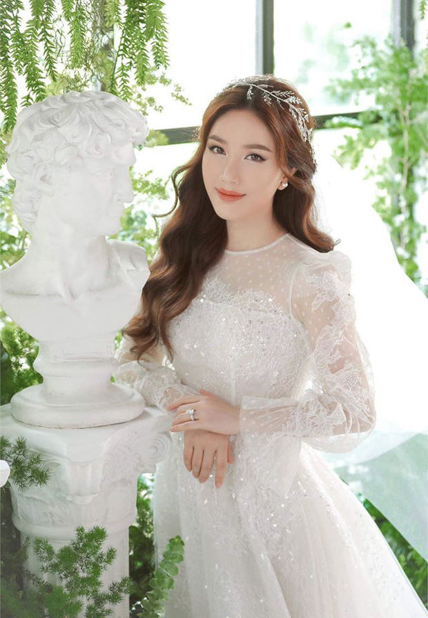 Bảo Thy khoe sắc vóc gợi cảm với 3 mẫu váy cưới đẹp ngất ngây