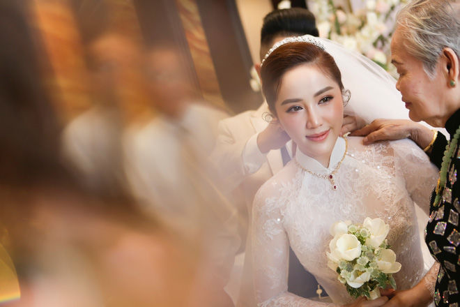Bảo Thy lần đầu đăng ảnh hạnh phúc bên chồng trong lễ cưới ở nhà thờ