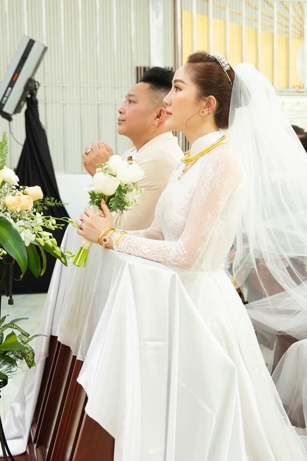 Bảo Thy lần đầu đăng ảnh hạnh phúc bên chồng trong lễ cưới ở nhà thờ