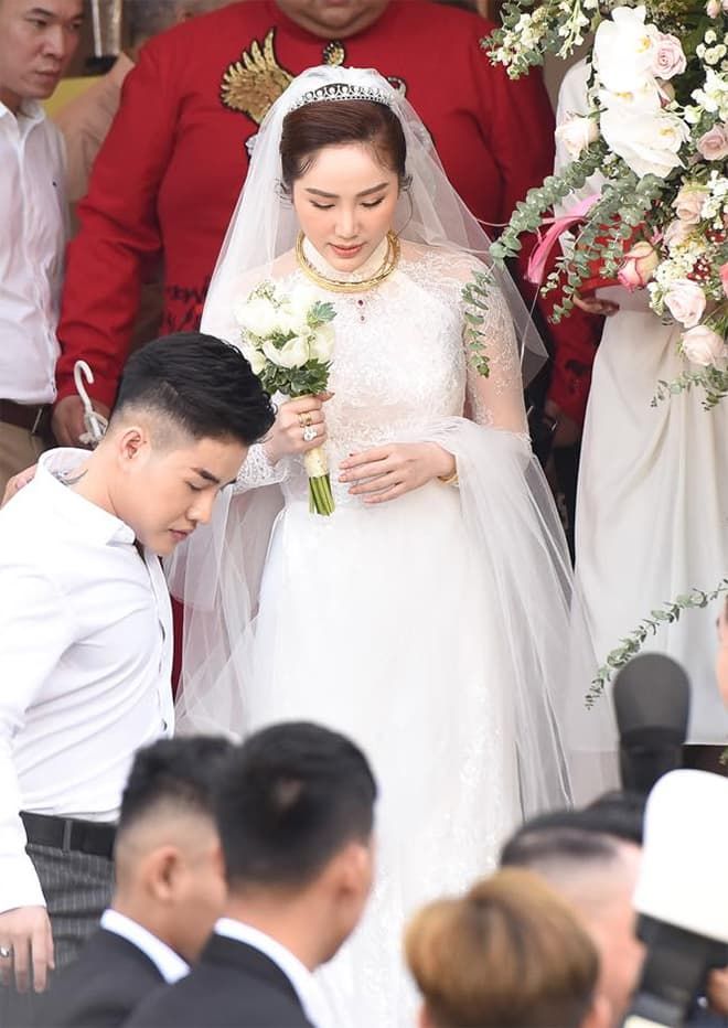 Bảo Thy lần đầu đăng ảnh hạnh phúc bên chồng trong lễ cưới ở nhà thờ