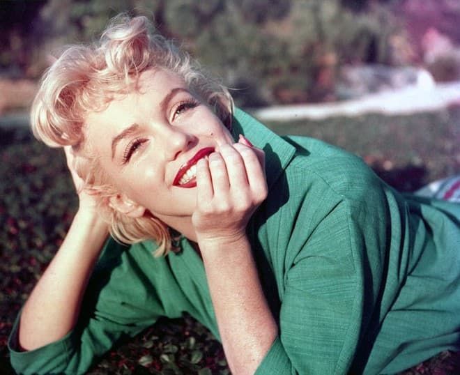 Bật mí cách làm đẹp của Marilyn Monroe: Ngủ 10 tiếng, bôi 5 lớp son