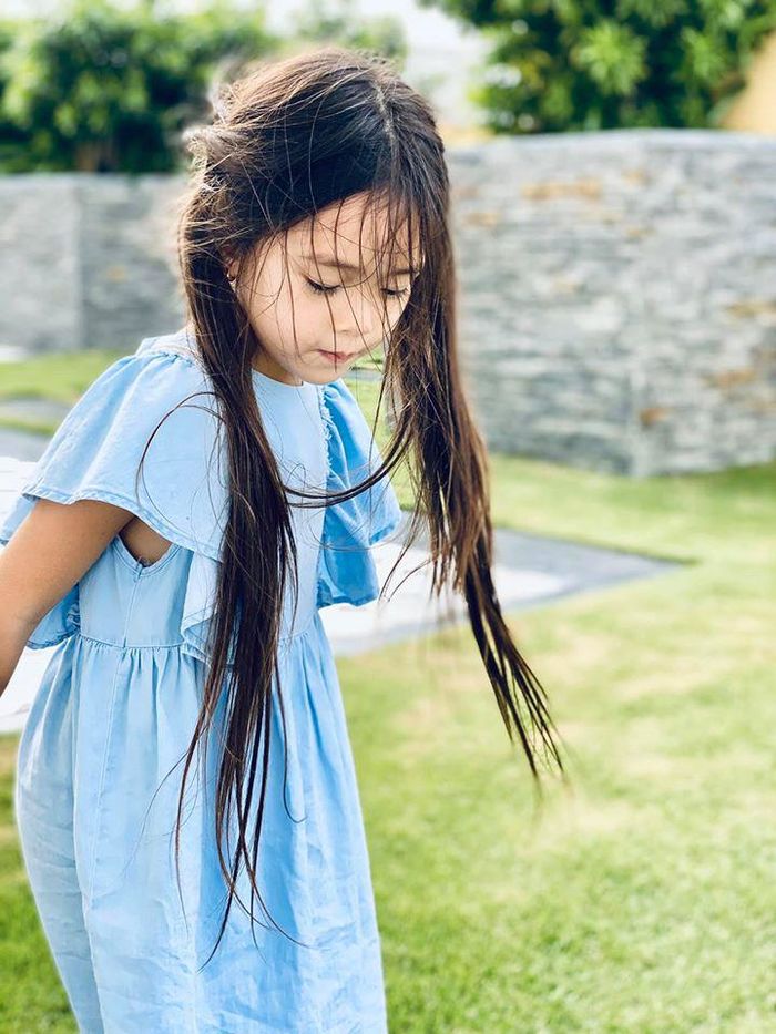 Bé gái khiến sao Việt xin chụp ảnh ké trong đám cưới Đông Nhi