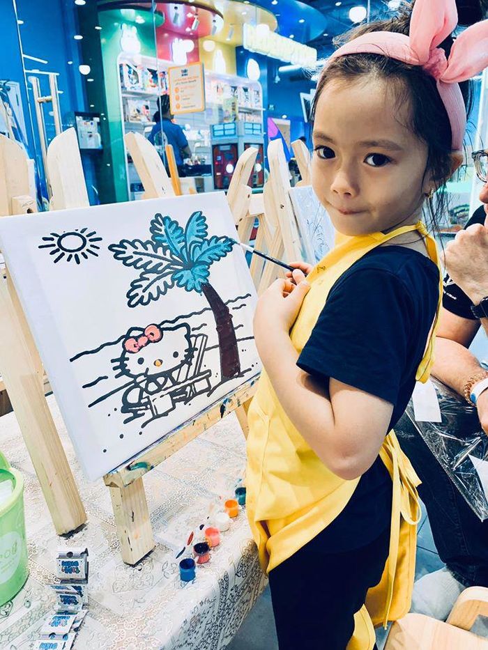 Bé gái khiến sao Việt xin chụp ảnh ké trong đám cưới Đông Nhi