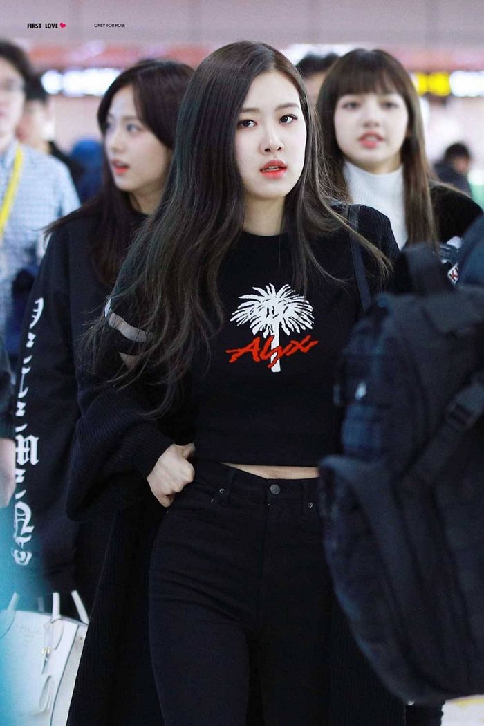 BLACKPINK với tóc đen: Jisoo hóa thiên thần, Rose bỗng chìm nghỉm